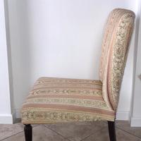 Poltroncina rivestita in raso