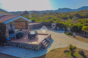 VILLA A SCHIERA A OLBIA