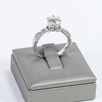 Anello solitario con diamante