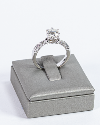 Anello solitario con diamante