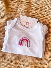 Body neonato ricamato a mano con arcobaleno