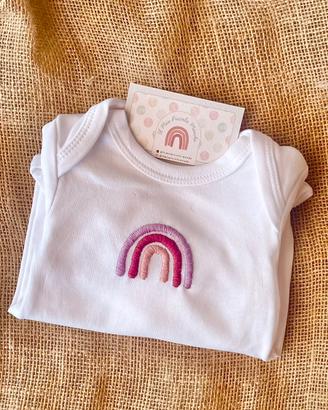 Body neonato ricamato a mano con arcobaleno