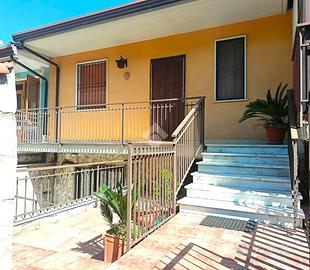 VILLA A SCHIERA A SERINO