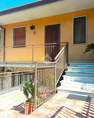 VILLA A SCHIERA A SERINO