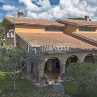 VILLA BIFAMILIARE IN CONTESTO SIGNORILE-MARINA VEL
