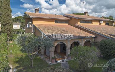 VILLA BIFAMILIARE IN CONTESTO SIGNORILE-MARINA VEL