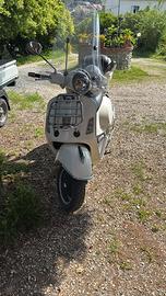 Vespa 300GTS i.e super bianca