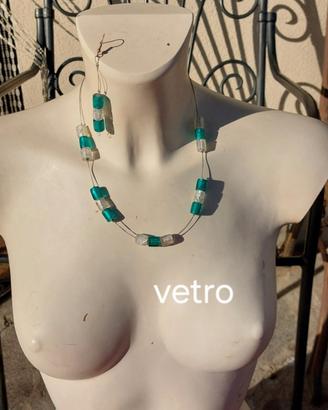 Collana e orecchini in vetro