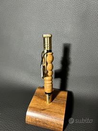 Penna artigianale in legno lavorata al tornio