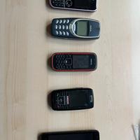 Diversi vecchi telefoni tra cui Nokia 3310