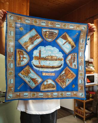 Elegante foulard in seta, stampa Venezia. cm66x66