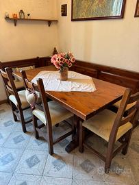 Tavolo in legno con sedie e cassapanca a misura