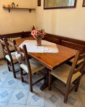 Tavolo in legno con sedie e cassapanca a misura