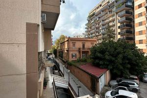 Ampio 6 vani con box auto Zona LIBERTA'