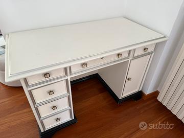 Scrivania in legno