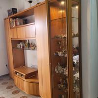 Parete attrezzata con tavolo e sedie