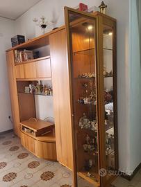 Parete attrezzata con tavolo e sedie