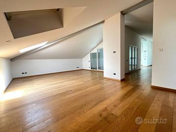 Attico / Mansarda di 275 m² con più di 5 locali a 