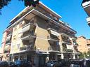 portuense-locale-con-due-vetrine-su-strada
