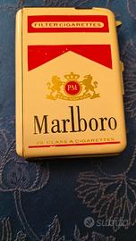 Porta sigarette e accendino  Marlboro.