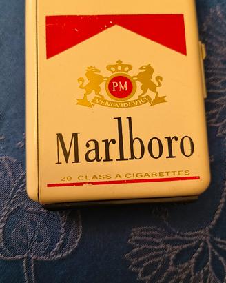 Porta sigarette e accendino  Marlboro.