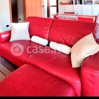 Divano letto Natuzzi in pelle rosso con pouf