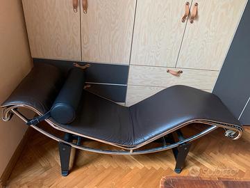 Chaise longue in pelle, identica all'originale.