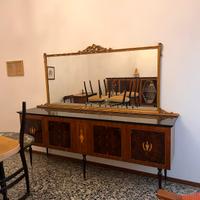 Soggiorno composto da due mobili, tavolo e 4 sedie