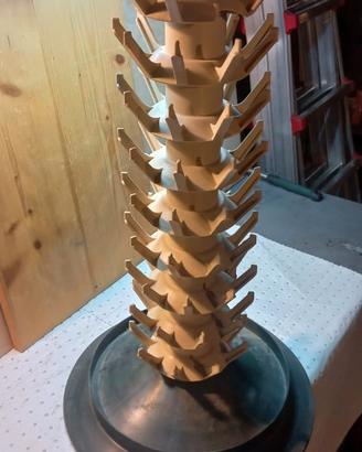 Scolabottiglie in plastica con 81 posti