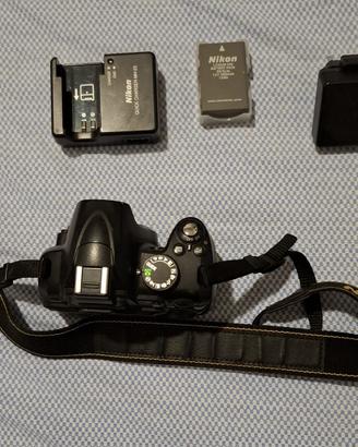 Fotocamera reflex digitale Nikon D3000 con sensore