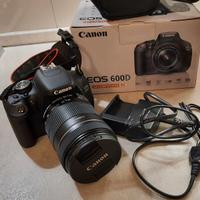 Canon EOS 600D con obiettivo EF-S 18-135