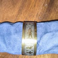 Portatovagliolo con scene di caccia ottone