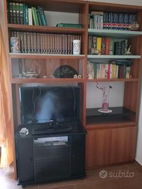 Libreria con base TV e ripiano porta PC