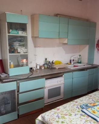 Cucina con doppio lavello e forno elettrico