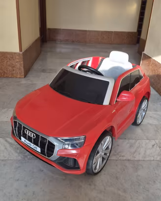 AUTO ELETTRICA PER BAMBINI AUDI Q8 LUCI LED SUONI