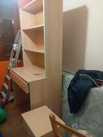 scrivanie in buono stato con sedia e comodino euro