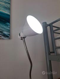 Lampada da terra bianca con luce flessibile