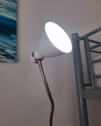 Lampada da terra bianca con luce flessibile