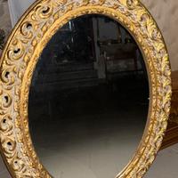 Specchio ovale grande con cornice decorata dorata