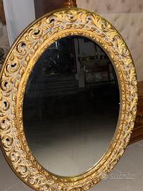 Specchio ovale grande con cornice decorata dorata