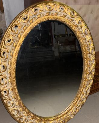 Specchio ovale grande con cornice decorata dorata
