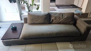 Divano con tavolino laterale 