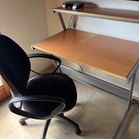 Scrivania con mensola + sedia ergonomica da uffici