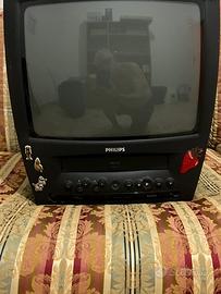 Televisore vintage con lettore cassette vhs
