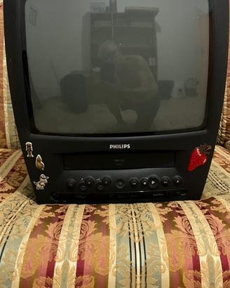 Televisore vintage con lettore cassette vhs