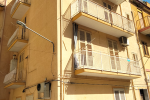 Stabile su tre livelli ,Licata AG