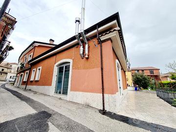 Locale commerciale con forno e canna fumaria