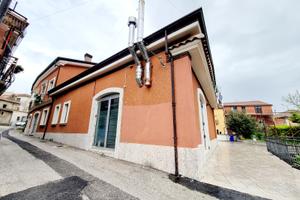 Locale commerciale con forno e canna fumaria