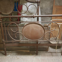 Antico letto in ferro battuto