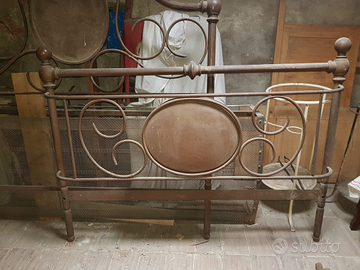 Antico letto in ferro battuto